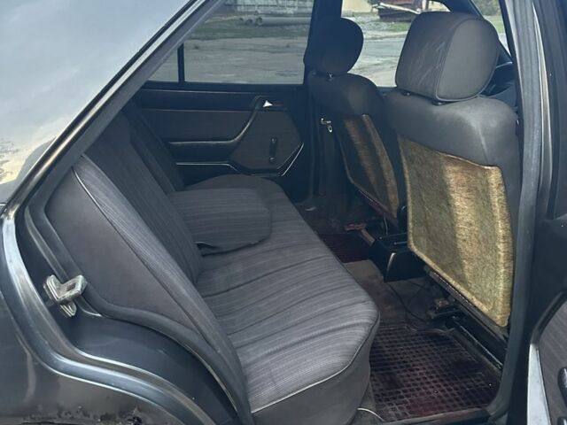 Серый Мерседес 300, объемом двигателя 2.5 л и пробегом 530 тыс. км за 2600 $, фото 5 на Automoto.ua