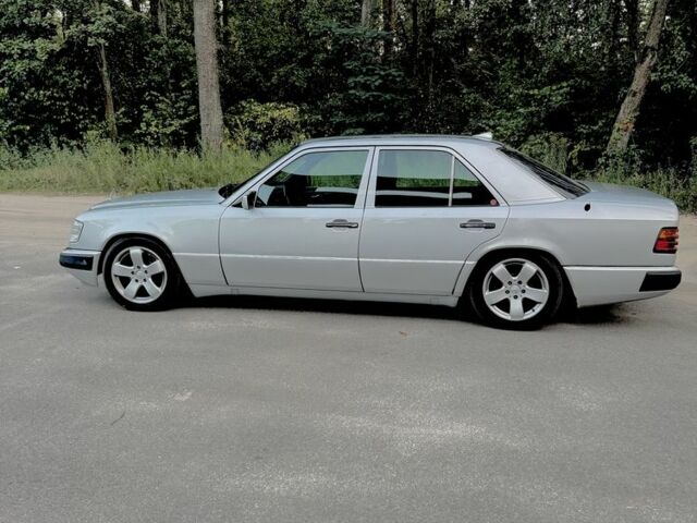 Сірий Мерседес 300, об'ємом двигуна 3 л та пробігом 377 тис. км за 4250 $, фото 1 на Automoto.ua