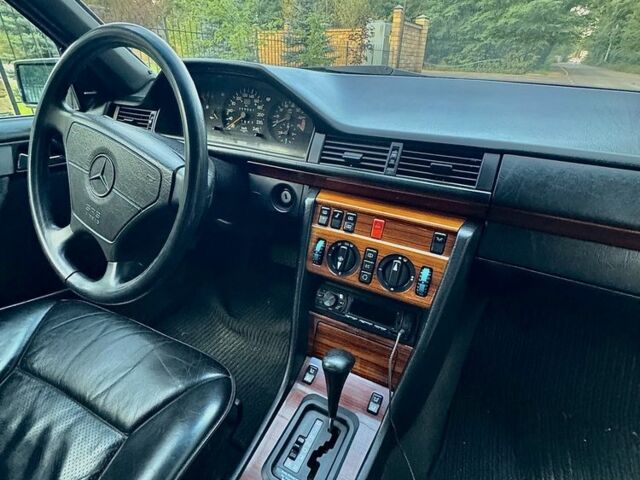 Сірий Мерседес 300, об'ємом двигуна 3 л та пробігом 377 тис. км за 4250 $, фото 4 на Automoto.ua