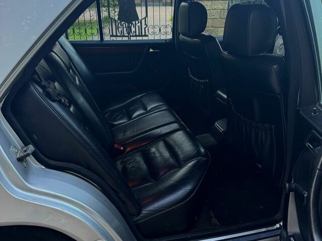 Сірий Мерседес 300, об'ємом двигуна 3 л та пробігом 377 тис. км за 4250 $, фото 5 на Automoto.ua