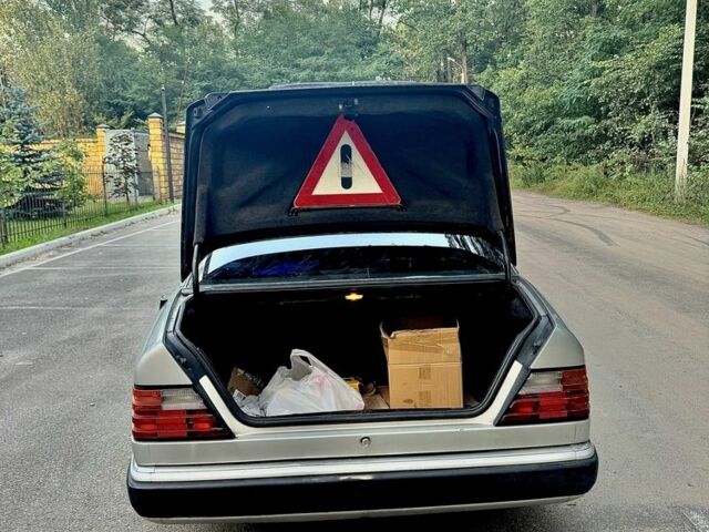 Сірий Мерседес 300, об'ємом двигуна 3 л та пробігом 377 тис. км за 4250 $, фото 6 на Automoto.ua