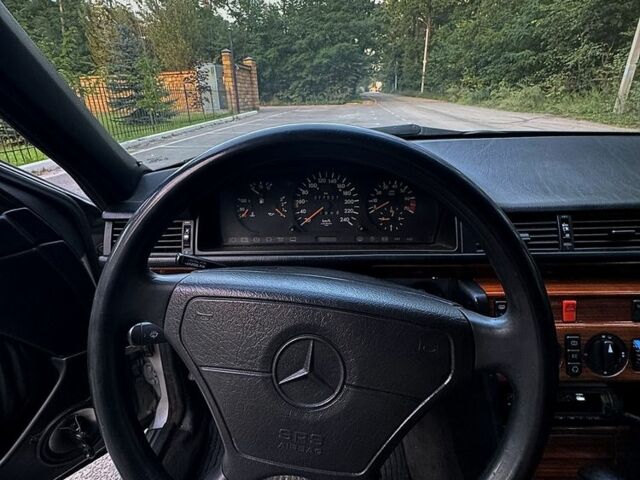 Сірий Мерседес 300, об'ємом двигуна 3 л та пробігом 377 тис. км за 4250 $, фото 7 на Automoto.ua