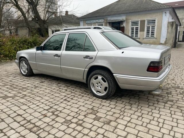 Серый Мерседес 300, объемом двигателя 3 л и пробегом 400 тыс. км за 3300 $, фото 2 на Automoto.ua