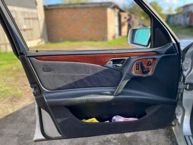 Серый Мерседес 300, объемом двигателя 3 л и пробегом 500 тыс. км за 4700 $, фото 18 на Automoto.ua