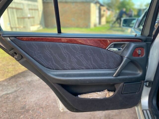 Серый Мерседес 300, объемом двигателя 3 л и пробегом 500 тыс. км за 4700 $, фото 17 на Automoto.ua