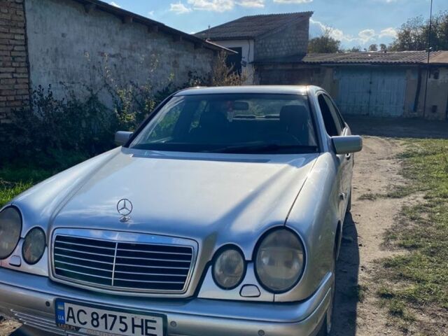 Серый Мерседес 300, объемом двигателя 3 л и пробегом 500 тыс. км за 4700 $, фото 2 на Automoto.ua