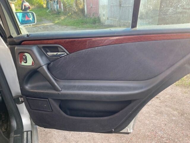 Серый Мерседес 300, объемом двигателя 3 л и пробегом 500 тыс. км за 4700 $, фото 16 на Automoto.ua