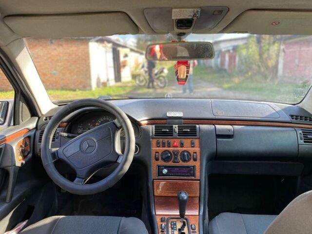 Серый Мерседес 300, объемом двигателя 3 л и пробегом 500 тыс. км за 4700 $, фото 15 на Automoto.ua