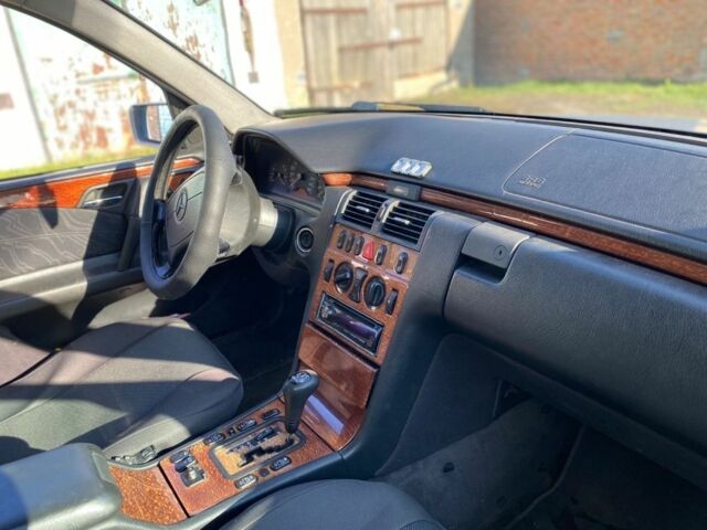 Серый Мерседес 300, объемом двигателя 3 л и пробегом 500 тыс. км за 4700 $, фото 13 на Automoto.ua