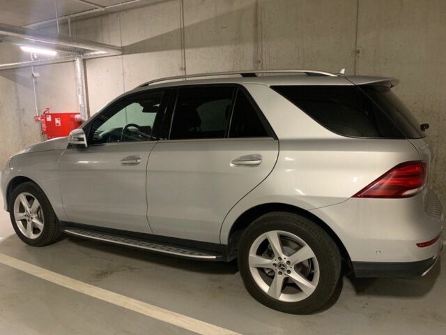 Серый Мерседес 300, объемом двигателя 3.5 л и пробегом 70 тыс. км за 25000 $, фото 1 на Automoto.ua