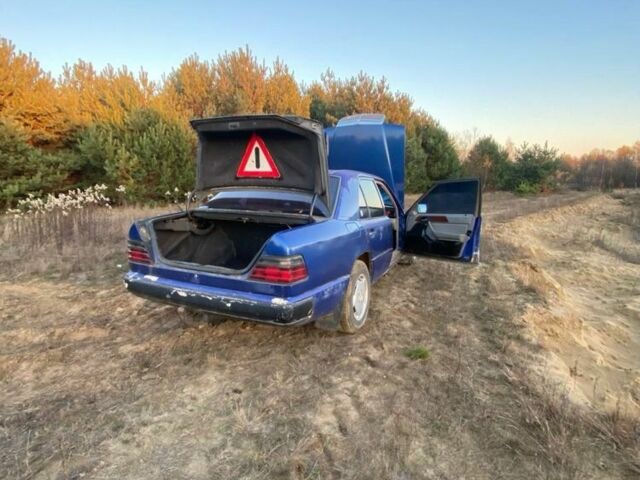 Синий Мерседес 300, объемом двигателя 2.5 л и пробегом 100 тыс. км за 1500 $, фото 5 на Automoto.ua