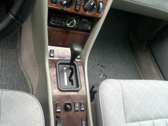 Синий Мерседес 300, объемом двигателя 3 л и пробегом 456 тыс. км за 5900 $, фото 3 на Automoto.ua