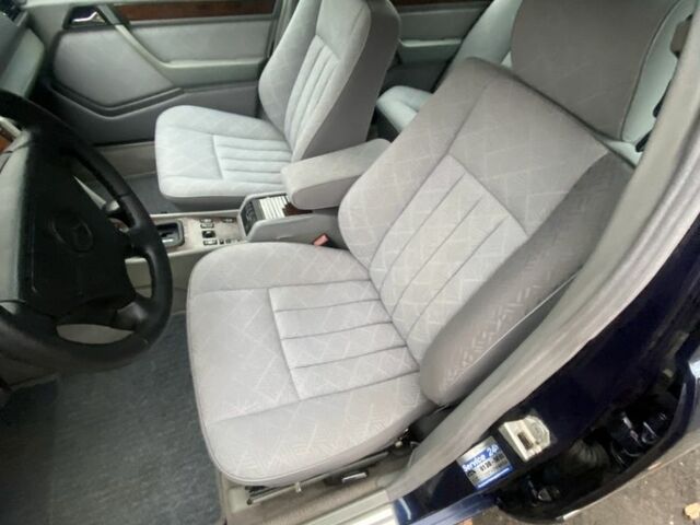 Синий Мерседес 300, объемом двигателя 3 л и пробегом 456 тыс. км за 5900 $, фото 5 на Automoto.ua