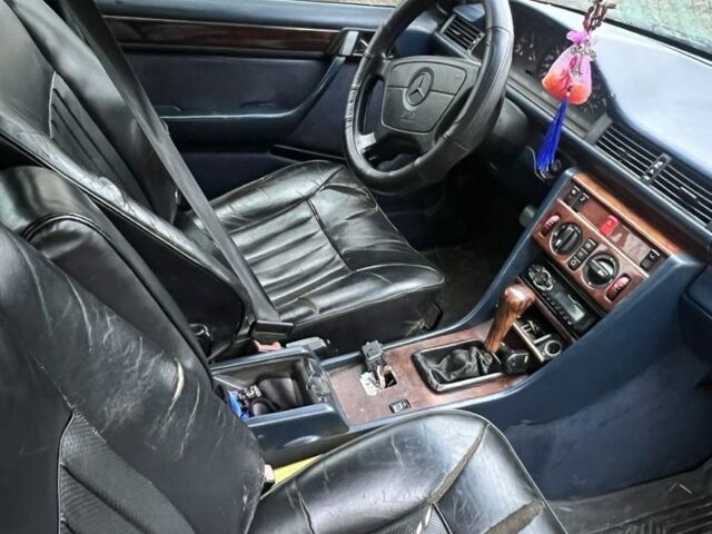 Синий Мерседес 300, объемом двигателя 3 л и пробегом 10 тыс. км за 2100 $, фото 3 на Automoto.ua