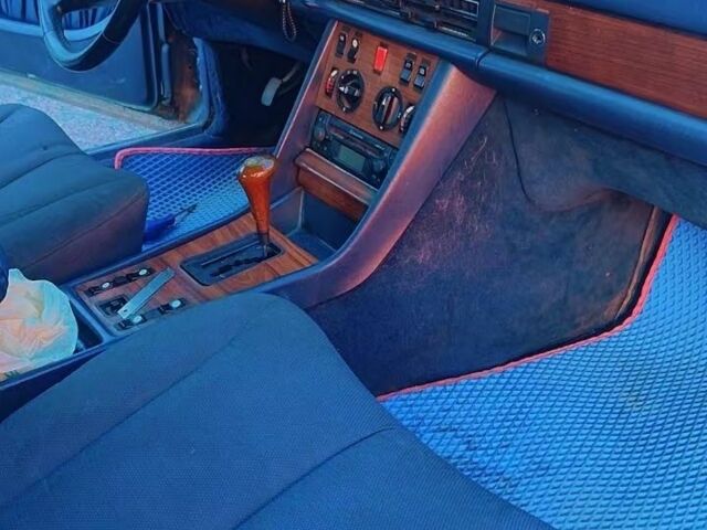 Синій Мерседес 300, об'ємом двигуна 3 л та пробігом 300 тис. км за 2500 $, фото 2 на Automoto.ua