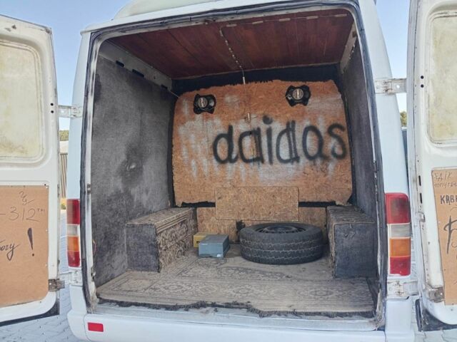 Белый Мерседес 320, объемом двигателя 2.9 л и пробегом 300 тыс. км за 4250 $, фото 4 на Automoto.ua