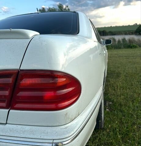 Белый Мерседес 320, объемом двигателя 3.2 л и пробегом 22 тыс. км за 3800 $, фото 4 на Automoto.ua