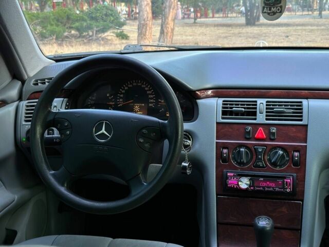 Белый Мерседес 320, объемом двигателя 3.2 л и пробегом 336 тыс. км за 4850 $, фото 8 на Automoto.ua