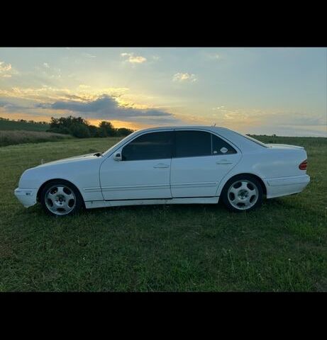 Белый Мерседес 320, объемом двигателя 3.2 л и пробегом 22 тыс. км за 3800 $, фото 2 на Automoto.ua