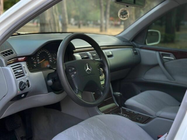 Белый Мерседес 320, объемом двигателя 3.2 л и пробегом 336 тыс. км за 4850 $, фото 7 на Automoto.ua