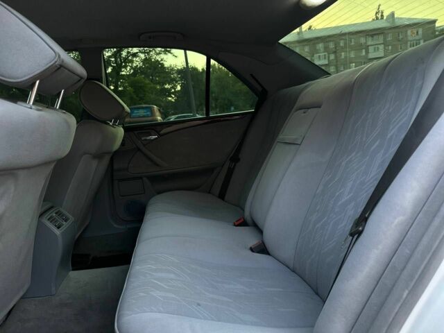 Белый Мерседес 320, объемом двигателя 3.2 л и пробегом 336 тыс. км за 4850 $, фото 6 на Automoto.ua