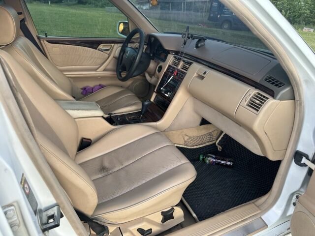 Белый Мерседес 320, объемом двигателя 3.2 л и пробегом 22 тыс. км за 3800 $, фото 6 на Automoto.ua