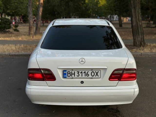 Белый Мерседес 320, объемом двигателя 3.2 л и пробегом 336 тыс. км за 4850 $, фото 9 на Automoto.ua