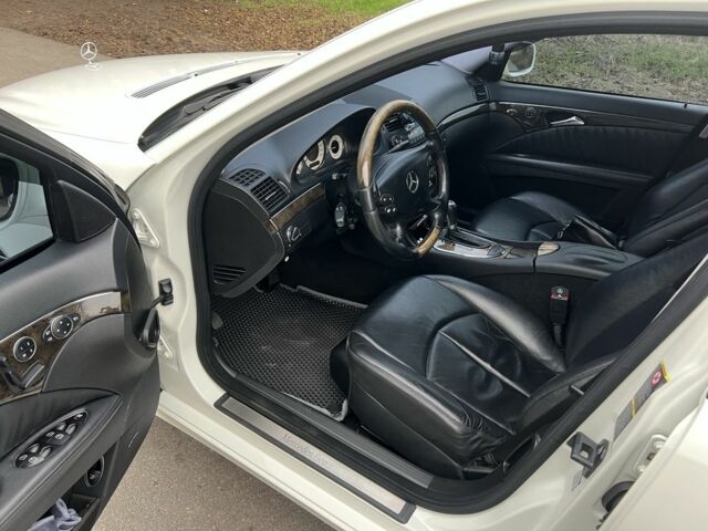 Белый Мерседес 320, объемом двигателя 3 л и пробегом 236 тыс. км за 10999 $, фото 6 на Automoto.ua