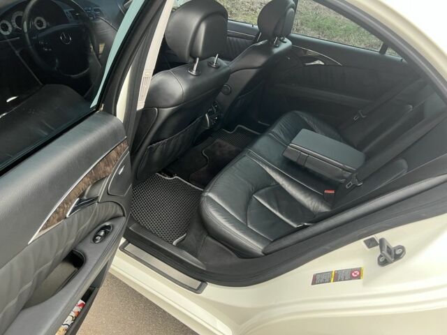 Белый Мерседес 320, объемом двигателя 3 л и пробегом 236 тыс. км за 10999 $, фото 7 на Automoto.ua