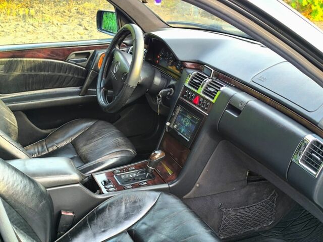 Чорний Мерседес 320, об'ємом двигуна 3.2 л та пробігом 300 тис. км за 3000 $, фото 5 на Automoto.ua