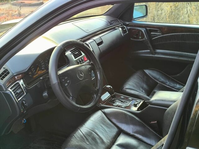 Чорний Мерседес 320, об'ємом двигуна 3.2 л та пробігом 300 тис. км за 3000 $, фото 3 на Automoto.ua