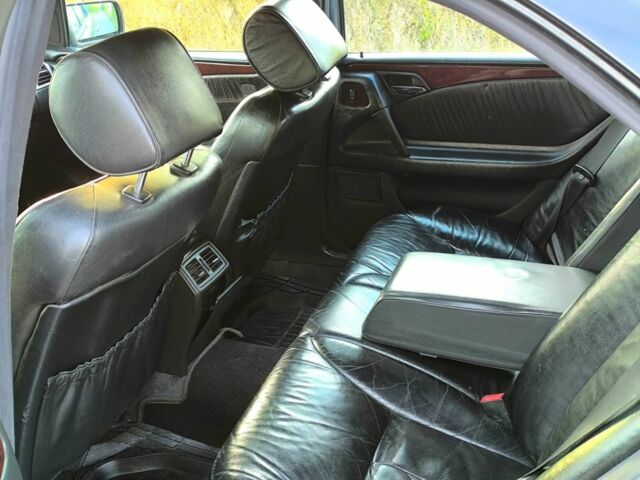 Чорний Мерседес 320, об'ємом двигуна 3.2 л та пробігом 300 тис. км за 3000 $, фото 6 на Automoto.ua