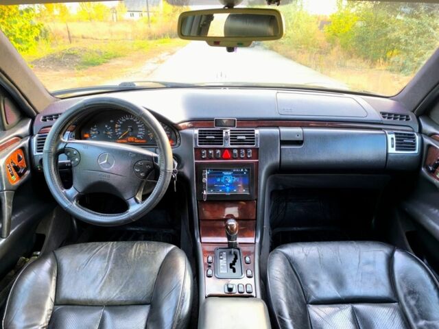 Чорний Мерседес 320, об'ємом двигуна 3.2 л та пробігом 300 тис. км за 3000 $, фото 4 на Automoto.ua