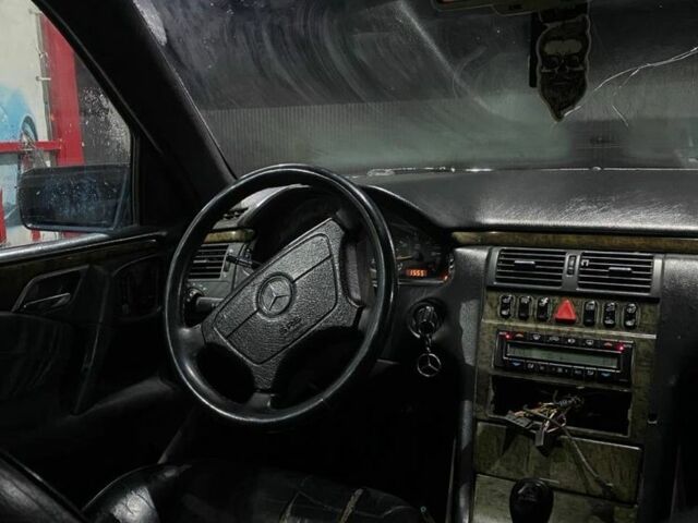 Чорний Мерседес 320, об'ємом двигуна 2.2 л та пробігом 2 тис. км за 1950 $, фото 4 на Automoto.ua