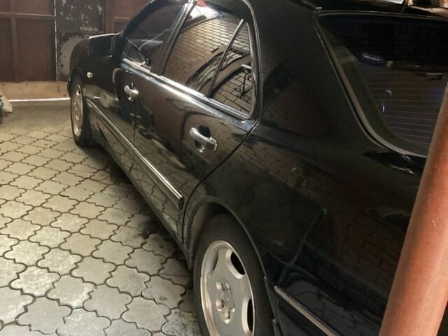 Черный Мерседес 320, объемом двигателя 3.2 л и пробегом 400 тыс. км за 5200 $, фото 2 на Automoto.ua