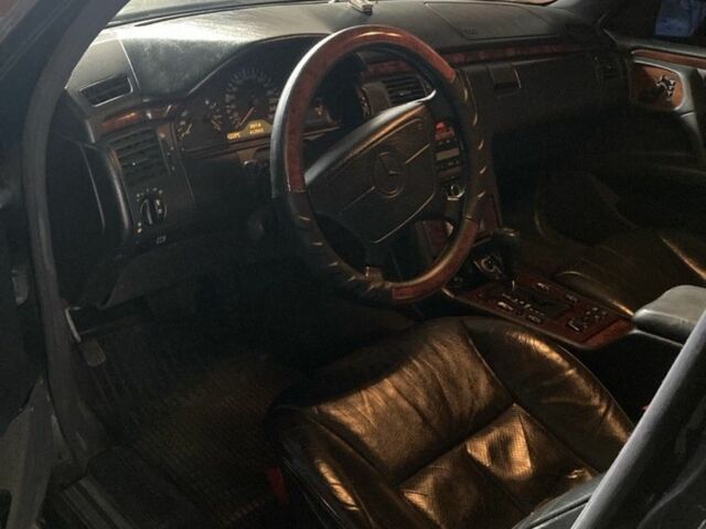 Черный Мерседес 320, объемом двигателя 3.2 л и пробегом 400 тыс. км за 5200 $, фото 3 на Automoto.ua