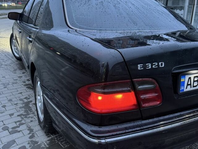 Черный Мерседес 320, объемом двигателя 3.2 л и пробегом 390 тыс. км за 3950 $, фото 5 на Automoto.ua