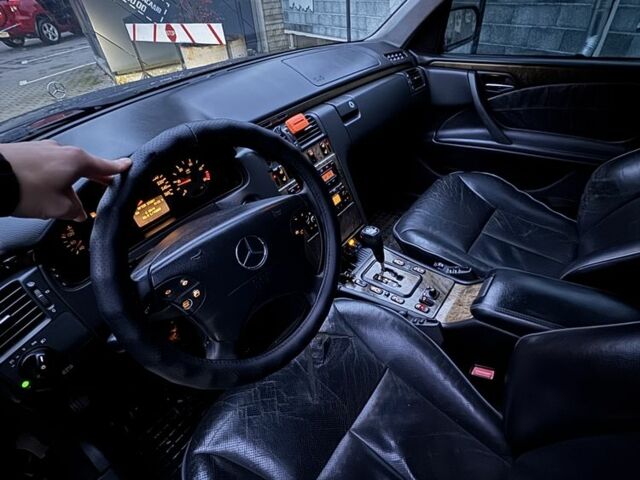 Черный Мерседес 320, объемом двигателя 3.2 л и пробегом 390 тыс. км за 3950 $, фото 3 на Automoto.ua