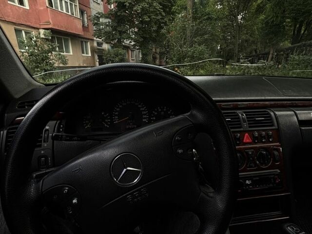 Черный Мерседес 320, объемом двигателя 3.2 л и пробегом 380 тыс. км за 4200 $, фото 3 на Automoto.ua