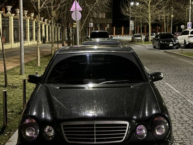 Черный Мерседес 320, объемом двигателя 3.2 л и пробегом 380 тыс. км за 4200 $, фото 1 на Automoto.ua