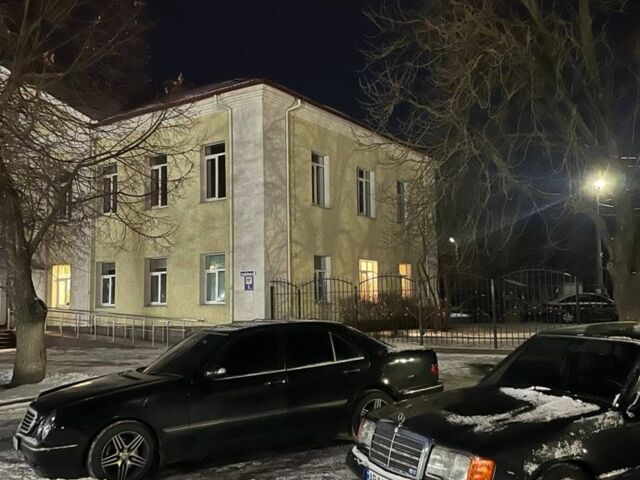 Черный Мерседес 320, объемом двигателя 3.2 л и пробегом 380 тыс. км за 4200 $, фото 5 на Automoto.ua