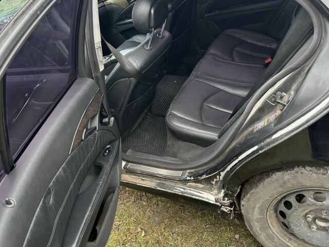 Черный Мерседес 320, объемом двигателя 3.2 л и пробегом 231 тыс. км за 2200 $, фото 6 на Automoto.ua