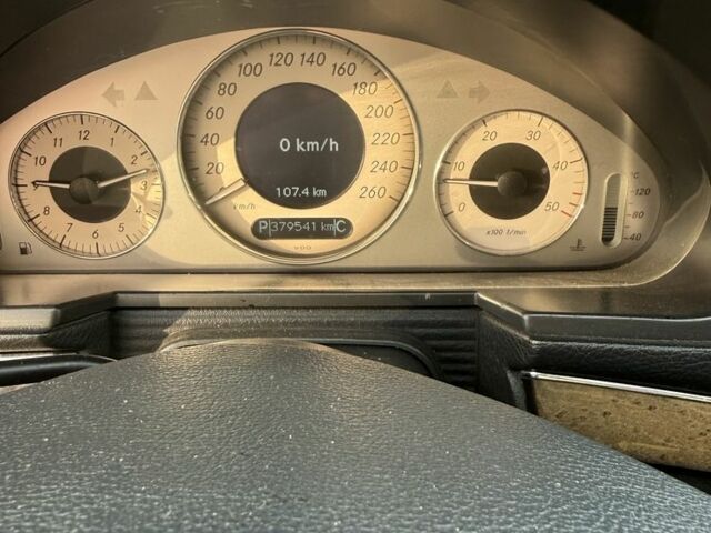 Черный Мерседес 320, объемом двигателя 3.2 л и пробегом 370 тыс. км за 8200 $, фото 5 на Automoto.ua