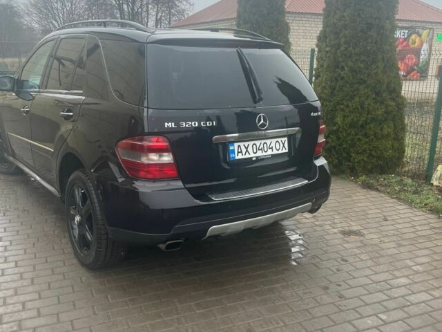 Черный Мерседес 320, объемом двигателя 3 л и пробегом 440 тыс. км за 7500 $, фото 4 на Automoto.ua