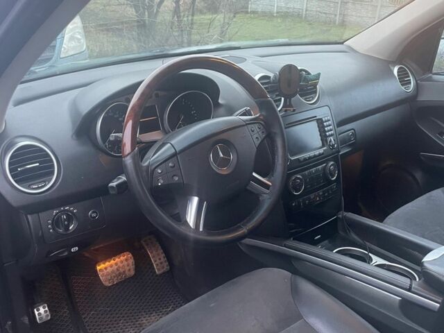 Черный Мерседес 320, объемом двигателя 3 л и пробегом 440 тыс. км за 7500 $, фото 7 на Automoto.ua