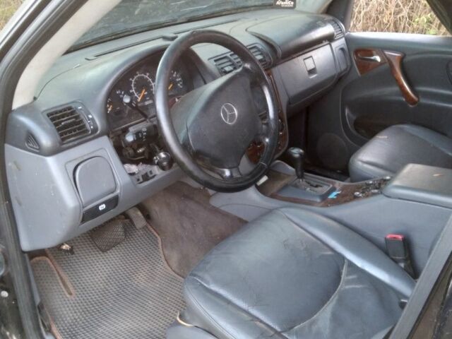 Чорний Мерседес 320, об'ємом двигуна 3.2 л та пробігом 320 тис. км за 3100 $, фото 5 на Automoto.ua