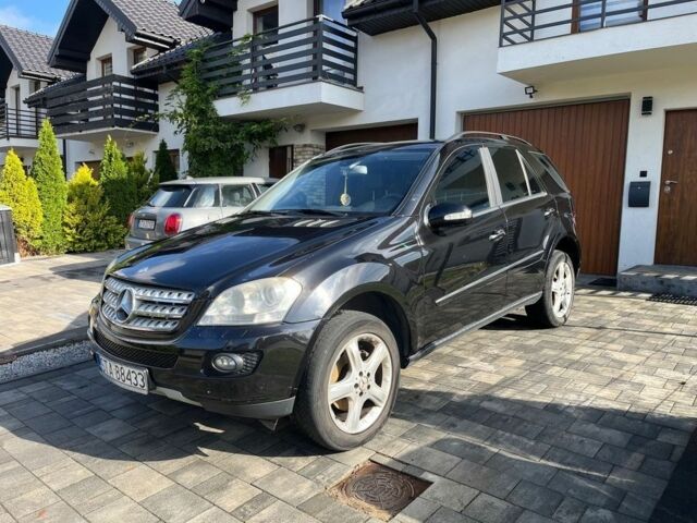 Черный Мерседес 320, объемом двигателя 3 л и пробегом 273 тыс. км за 3600 $, фото 2 на Automoto.ua