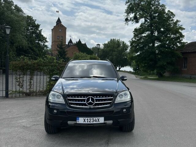 Чорний Мерседес 320, об'ємом двигуна 3 л та пробігом 278 тис. км за 10700 $, фото 1 на Automoto.ua