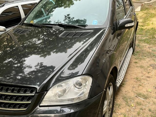 Чорний Мерседес 320, об'ємом двигуна 3 л та пробігом 317 тис. км за 7767 $, фото 1 на Automoto.ua