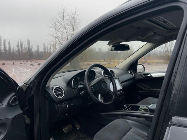 Черный Мерседес 320, объемом двигателя 3 л и пробегом 330 тыс. км за 10999 $, фото 5 на Automoto.ua